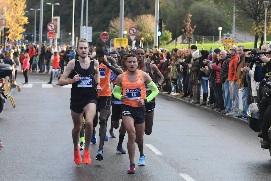 El keniano David Kiprono y la etíope Chaltu Negesse no han tenido oposición. La 'ventana' meteorológica respetando lluvia y viento ha propiciado que los atletas corrieran secos hasta pasado el medio maratón. Con diez grados, apenas viento y eso sí asfalto mojado, los atletas han realizado una carrera estupenda. 