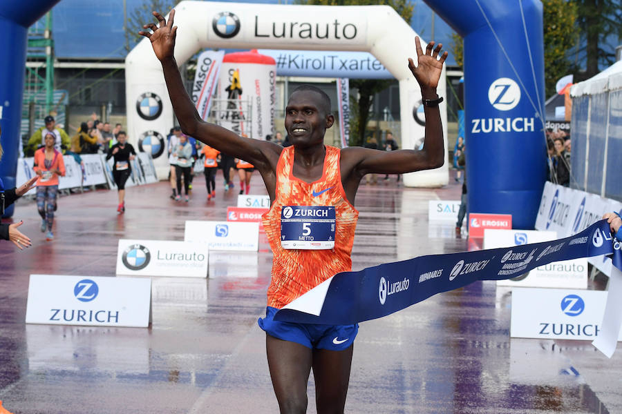 El keniano David Kiprono y la etíope Chaltu Negesse no han tenido oposición. La 'ventana' meteorológica respetando lluvia y viento ha propiciado que los atletas corrieran secos hasta pasado el medio maratón. Con diez grados, apenas viento y eso sí asfalto mojado, los atletas han realizado una carrera estupenda. 