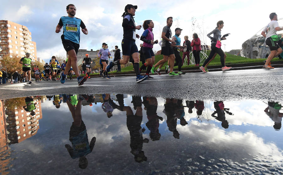 El keniano David Kiprono y la etíope Chaltu Negesse no han tenido oposición. La 'ventana' meteorológica respetando lluvia y viento ha propiciado que los atletas corrieran secos hasta pasado el medio maratón. Con diez grados, apenas viento y eso sí asfalto mojado, los atletas han realizado una carrera estupenda. 