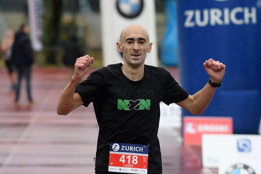 El keniano David Kiprono y la etíope Chaltu Negesse no han tenido oposición. La 'ventana' meteorológica respetando lluvia y viento ha propiciado que los atletas corrieran secos hasta pasado el medio maratón. Con diez grados, apenas viento y eso sí asfalto mojado, los atletas han realizado una carrera estupenda. 