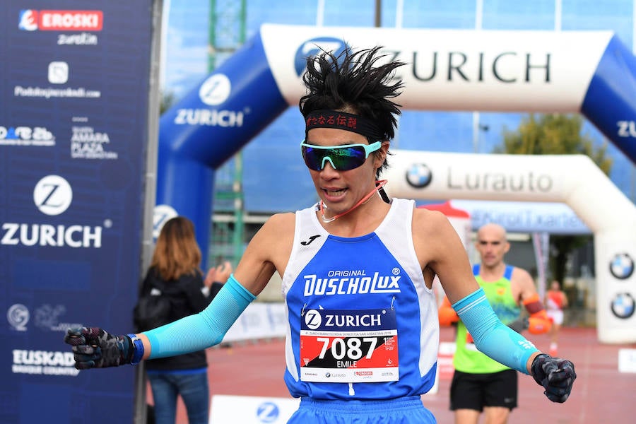 El keniano David Kiprono y la etíope Chaltu Negesse no han tenido oposición. La 'ventana' meteorológica respetando lluvia y viento ha propiciado que los atletas corrieran secos hasta pasado el medio maratón. Con diez grados, apenas viento y eso sí asfalto mojado, los atletas han realizado una carrera estupenda. 