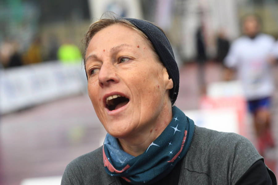 El keniano David Kiprono y la etíope Chaltu Negesse no han tenido oposición. La 'ventana' meteorológica respetando lluvia y viento ha propiciado que los atletas corrieran secos hasta pasado el medio maratón. Con diez grados, apenas viento y eso sí asfalto mojado, los atletas han realizado una carrera estupenda. 