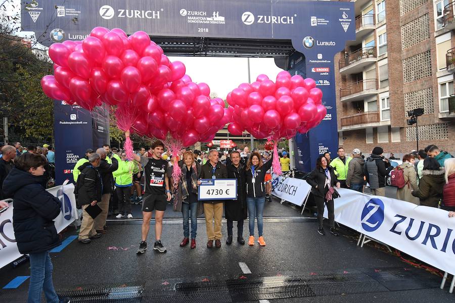 El keniano David Kiprono y la etíope Chaltu Negesse no han tenido oposición. La 'ventana' meteorológica respetando lluvia y viento ha propiciado que los atletas corrieran secos hasta pasado el medio maratón. Con diez grados, apenas viento y eso sí asfalto mojado, los atletas han realizado una carrera estupenda. 