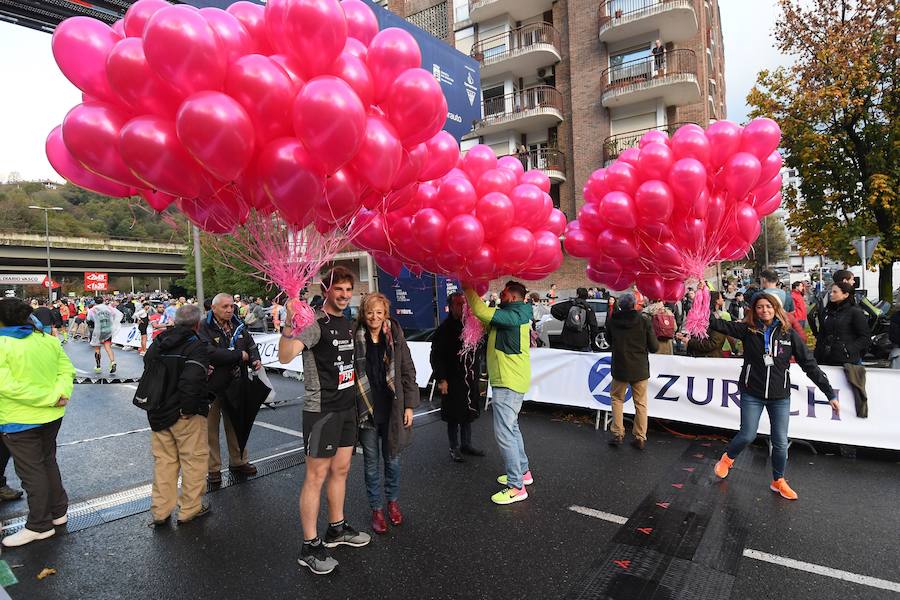 El keniano David Kiprono y la etíope Chaltu Negesse no han tenido oposición. La 'ventana' meteorológica respetando lluvia y viento ha propiciado que los atletas corrieran secos hasta pasado el medio maratón. Con diez grados, apenas viento y eso sí asfalto mojado, los atletas han realizado una carrera estupenda. 