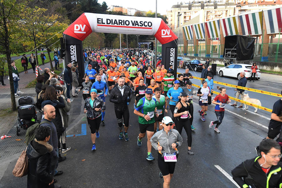El keniano David Kiprono y la etíope Chaltu Negesse no han tenido oposición. La 'ventana' meteorológica respetando lluvia y viento ha propiciado que los atletas corrieran secos hasta pasado el medio maratón. Con diez grados, apenas viento y eso sí asfalto mojado, los atletas han realizado una carrera estupenda. 