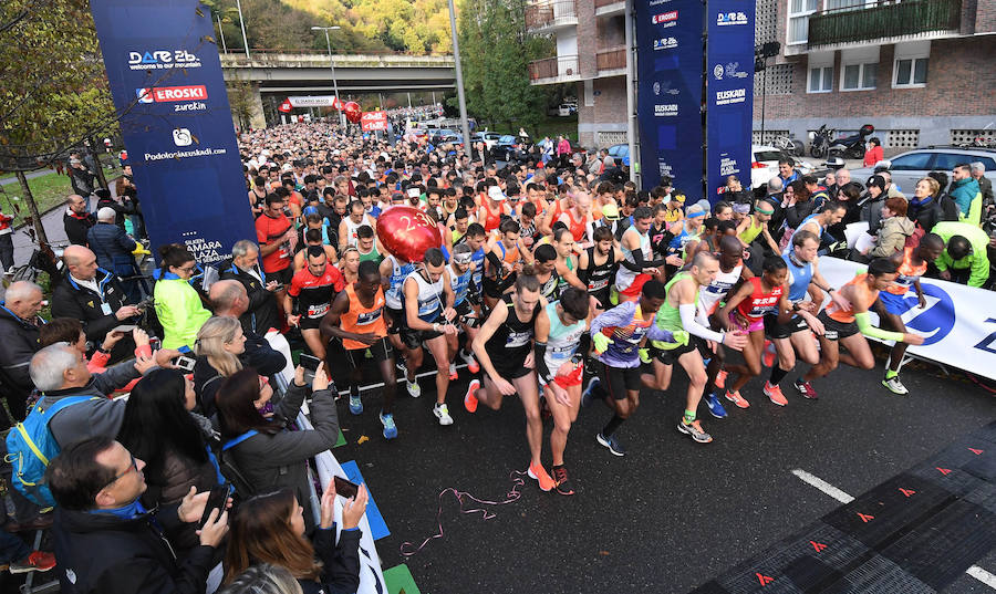 El keniano David Kiprono y la etíope Chaltu Negesse no han tenido oposición. La 'ventana' meteorológica respetando lluvia y viento ha propiciado que los atletas corrieran secos hasta pasado el medio maratón. Con diez grados, apenas viento y eso sí asfalto mojado, los atletas han realizado una carrera estupenda. 
