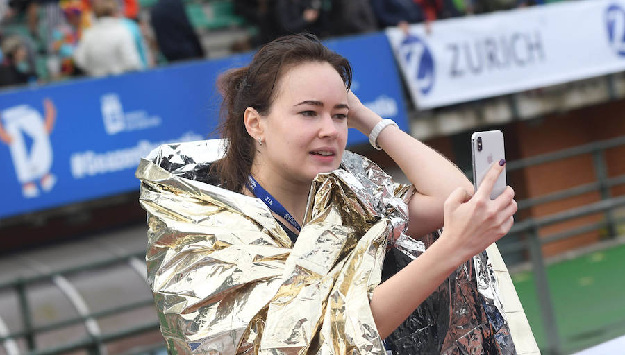 El keniano David Kiprono y la etíope Chaltu Negesse no han tenido oposición. La 'ventana' meteorológica respetando lluvia y viento ha propiciado que los atletas corrieran secos hasta pasado el medio maratón. Con diez grados, apenas viento y eso sí asfalto mojado, los atletas han realizado una carrera estupenda. 