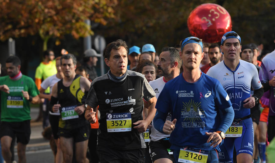 El keniano David Kiprono y la etíope Chaltu Negesse no han tenido oposición. La 'ventana' meteorológica respetando lluvia y viento ha propiciado que los atletas corrieran secos hasta pasado el medio maratón. Con diez grados, apenas viento y eso sí asfalto mojado, los atletas han realizado una carrera estupenda. 