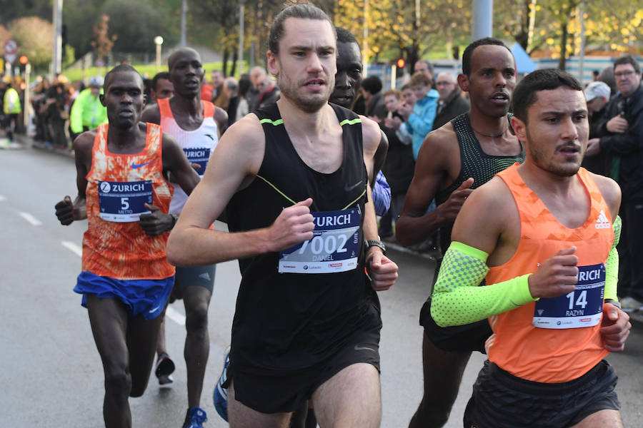 El keniano David Kiprono y la etíope Chaltu Negesse no han tenido oposición. La 'ventana' meteorológica respetando lluvia y viento ha propiciado que los atletas corrieran secos hasta pasado el medio maratón. Con diez grados, apenas viento y eso sí asfalto mojado, los atletas han realizado una carrera estupenda. 