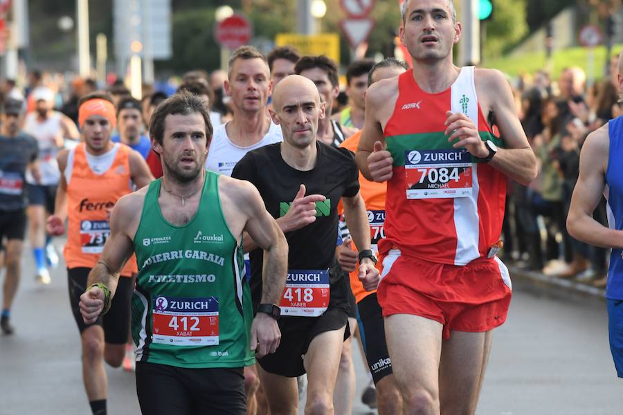 El keniano David Kiprono y la etíope Chaltu Negesse no han tenido oposición. La 'ventana' meteorológica respetando lluvia y viento ha propiciado que los atletas corrieran secos hasta pasado el medio maratón. Con diez grados, apenas viento y eso sí asfalto mojado, los atletas han realizado una carrera estupenda. 