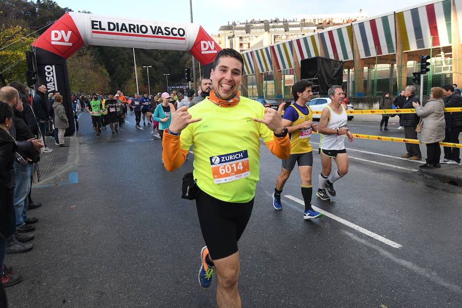 El keniano David Kiprono y la etíope Chaltu Negesse no han tenido oposición. La 'ventana' meteorológica respetando lluvia y viento ha propiciado que los atletas corrieran secos hasta pasado el medio maratón. Con diez grados, apenas viento y eso sí asfalto mojado, los atletas han realizado una carrera estupenda. 