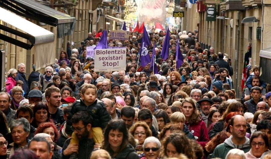 Miles de ciudadanos y ciudadanas han salido este domingo a las calles para denunciar la violencia machista y mostrar su solidaridad con las víctimas de la violencia de género. 