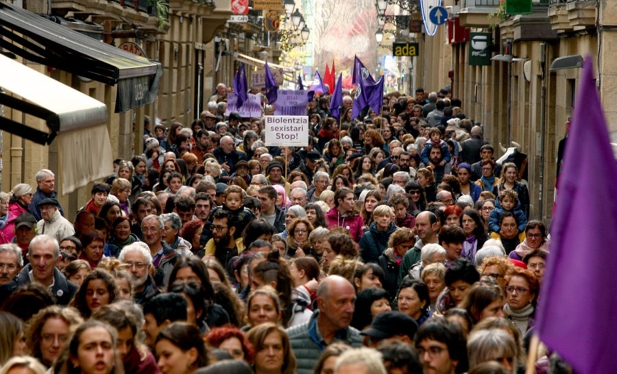 Miles de ciudadanos y ciudadanas han salido este domingo a las calles para denunciar la violencia machista y mostrar su solidaridad con las víctimas de la violencia de género. 