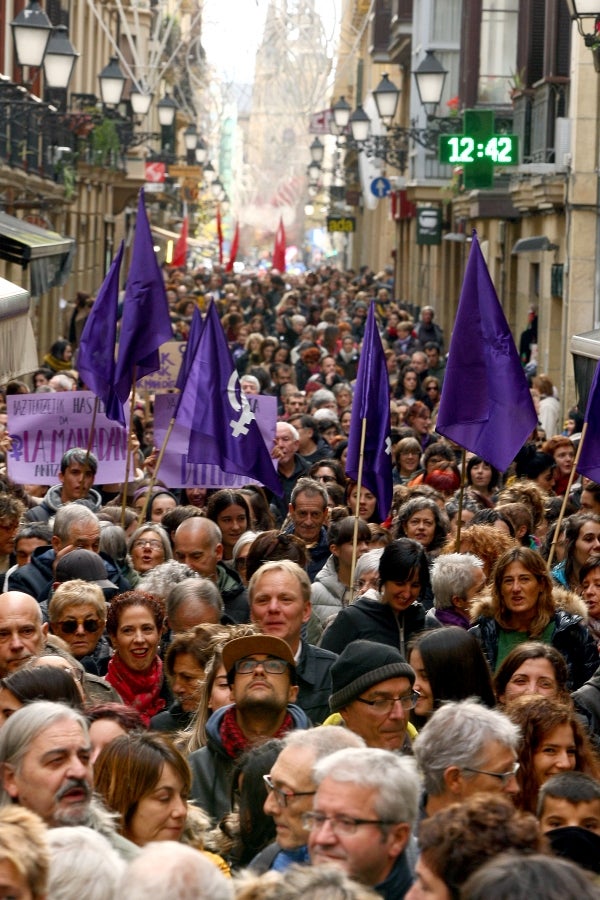 Miles de ciudadanos y ciudadanas han salido este domingo a las calles para denunciar la violencia machista y mostrar su solidaridad con las víctimas de la violencia de género. 