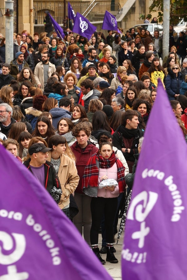 Miles de ciudadanos y ciudadanas han salido este domingo a las calles para denunciar la violencia machista y mostrar su solidaridad con las víctimas de la violencia de género. 