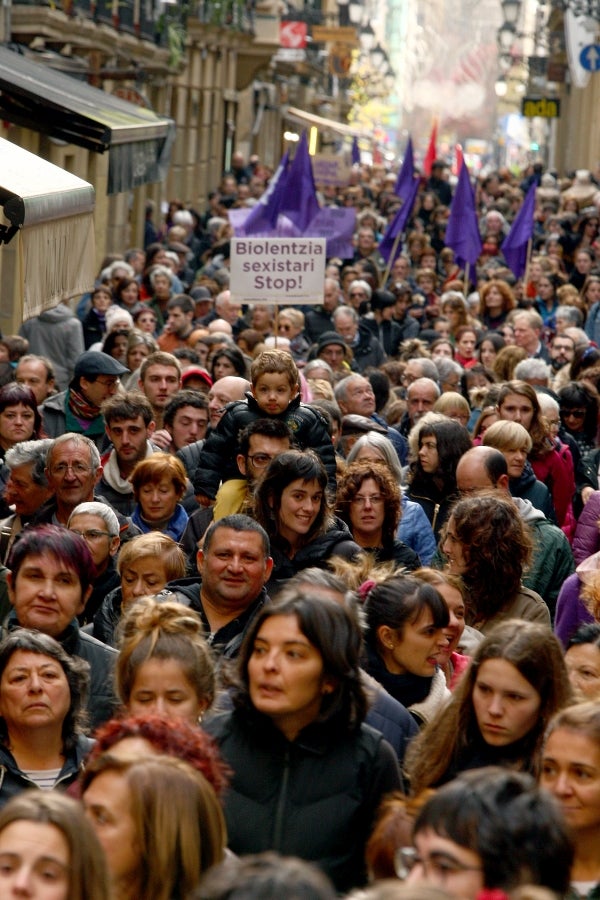 Miles de ciudadanos y ciudadanas han salido este domingo a las calles para denunciar la violencia machista y mostrar su solidaridad con las víctimas de la violencia de género. 