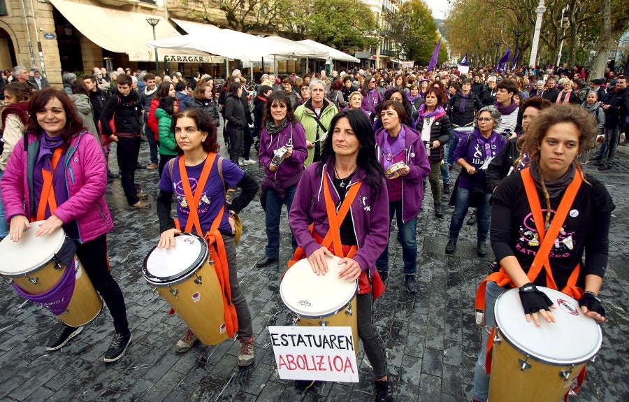 Miles de ciudadanos y ciudadanas han salido este domingo a las calles para denunciar la violencia machista y mostrar su solidaridad con las víctimas de la violencia de género. 
