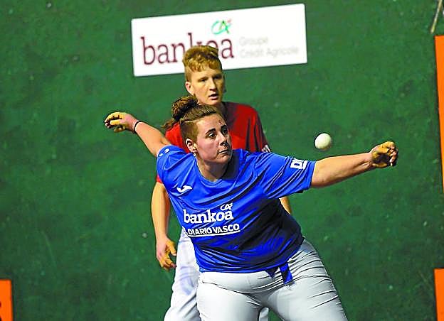 Amaia Araiztegi suelta un derechazo con Ainhoa Urien a la espalda, ayer en el Ederrena.