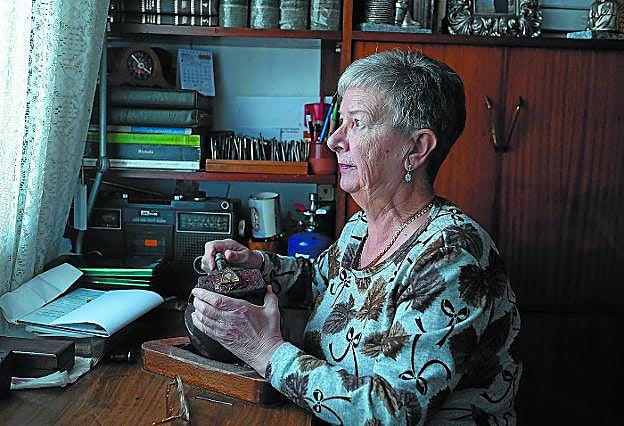 María Asun Nogués ha realizado a lo largo de más de 50 años trabajos de damasquinado, un arte que nació en Eibar 
