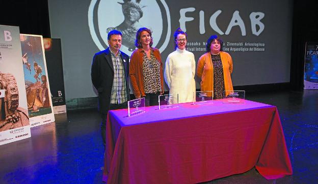 Iñigo Marquet, Jone Karres, Juncal Eizaguirre y Zohartze Galan, en la clausura. 