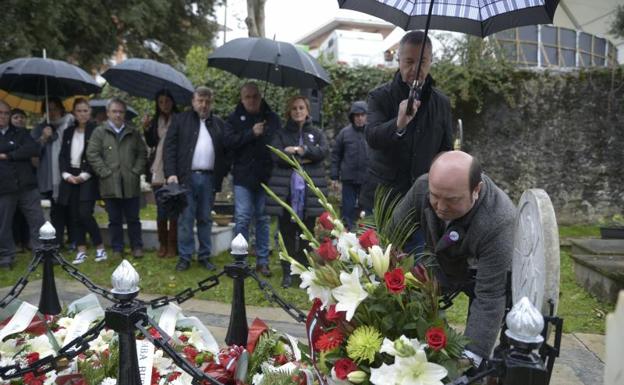 Celebración del PNV del 115 aniversario del fallecimiento del político vasco Sabino Arana con una ofrenda floral. 
