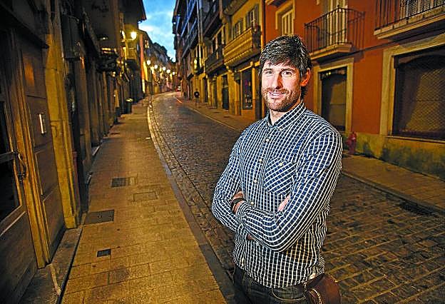 Gurutz Aginagalde posa en la calle Mayor de Irun, donde ayer empezó a trabajar como presidente del club.