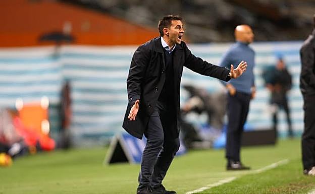 Asier Garitano gesticula durante el partido de esta noche en Anoeta. 