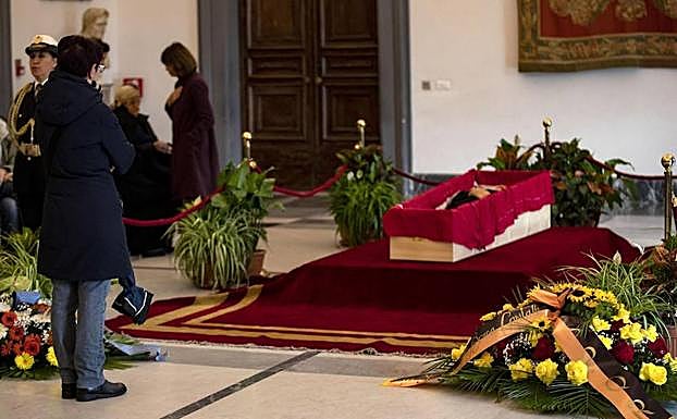 Una mujer da su último adiós al cineasta italiano Bernardo Bertoluci tras abrirse su capilla ardiente instalada en la Sala de la Protomoteca del Ayuntamiento de Roma. 