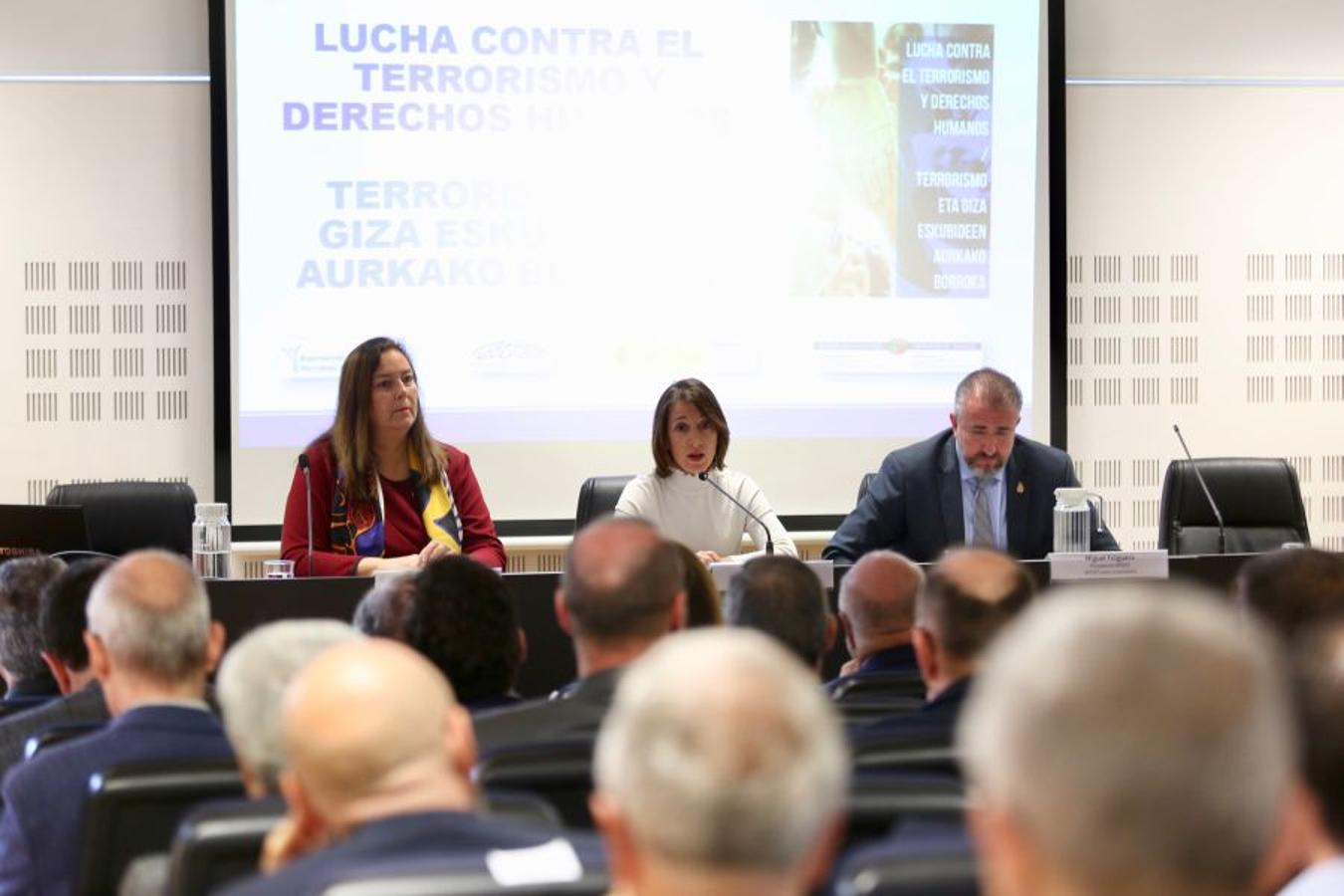 Celebración de las IV Jornadas sobre Terrorismo bajo el título «Lucha contra el terrorismo y Derechos Humanos», organizadas por la AVT y la Asociación-Plataforma de Apoyo a las Víctimas del Terrorismo.