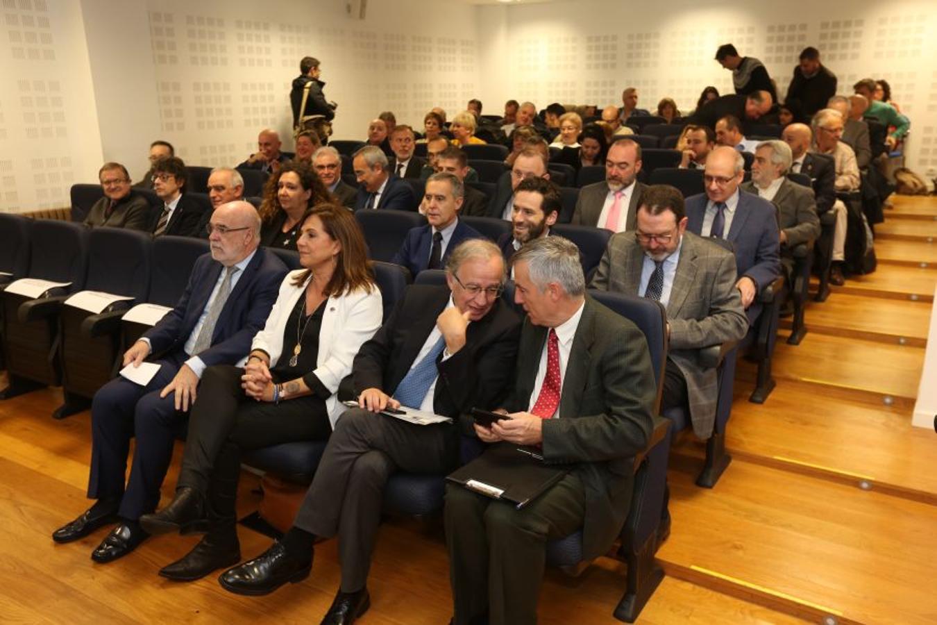 Celebración de las IV Jornadas sobre Terrorismo bajo el título «Lucha contra el terrorismo y Derechos Humanos», organizadas por la AVT y la Asociación-Plataforma de Apoyo a las Víctimas del Terrorismo.