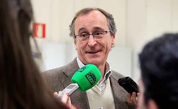 Alonso atiende a los medios de comunicación, en una imagen de archivo. 