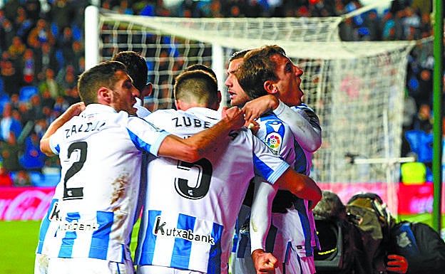 Los blanquiazules felicitan a Mikel Oyarzabal, que celebró con genio su tanto, el primero de la Real