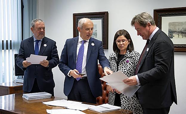 Los consejeros Pedro Azpiazu, Josu Erkoreka y Bingen Zupiria, con la directora de Emakunde, Izaskun Landaida, antes de comparecer ante los periodistas tras la reunión del Consejo de Gobierno.