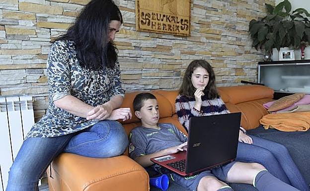 Imagen principal - Diferentes escenas de la vida en familia de Leire, Alaia y Urki en su vivienda de Irura. 