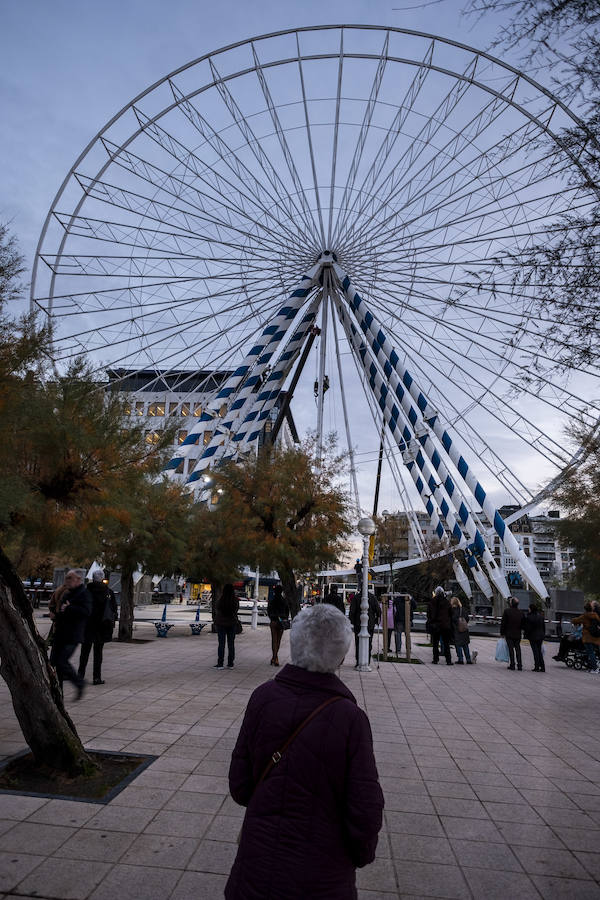 Ya está lista la gran noria de 50 metros de altura que se convertirá en una de las principales protagonistas de la navidad donostiarra. Funcionará en Alderdi Eder a partir de este sábado y durante todas las Navidades