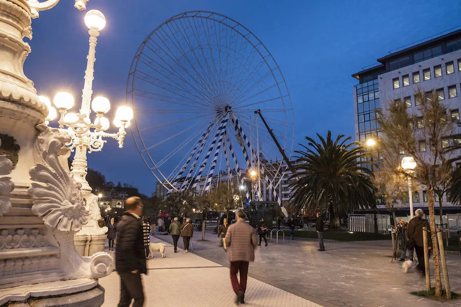 Ya está lista la gran noria de 50 metros de altura que se convertirá en una de las principales protagonistas de la navidad donostiarra. Funcionará en Alderdi Eder a partir de este sábado y durante todas las Navidades