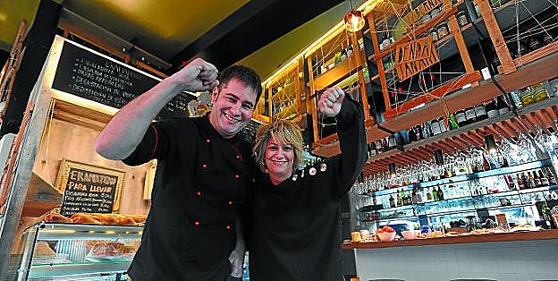 Ganadores. Unai Altuna e Itxaro Gallastegi, satisfechos por el reconocimiento, en Baratze. 