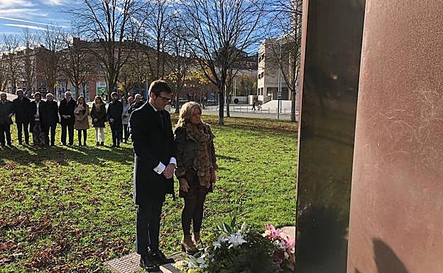 Consuelo Ordoñez y Gorka Urtaran ante el monumento a las víctimas del terrorismo en Vitoria. 