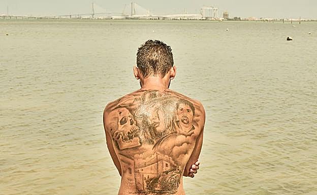 Uno de los hermanos protagonista de 'Entre dos aguas', en la Isla de San Fernando (Cádiz). 