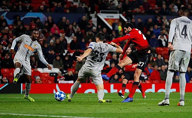 Fellaini ramata a puerta tras ayudarse con la mano en el control.
