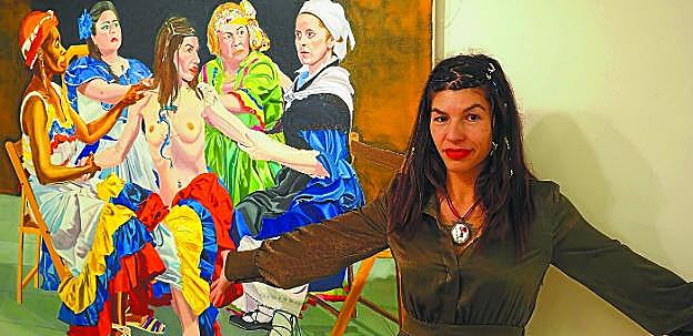 'Munduko emakumeak'. Soraya García, SorayArte, junto al cuadro que da nombre a la exposición de la casa de cultura. 
