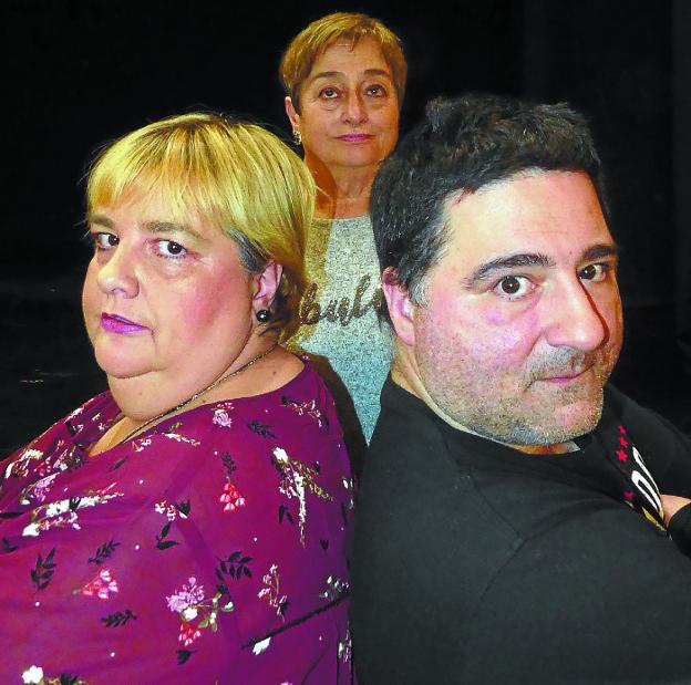 Karmakros. Arantxa Azaldegi, Mari Franco y Patxi Remiro apuestan por el teatro. 