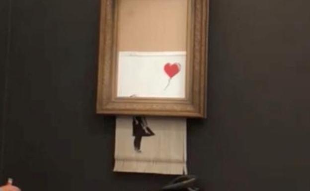 Momento de la autodestrucción de una de las obras de Banksy.