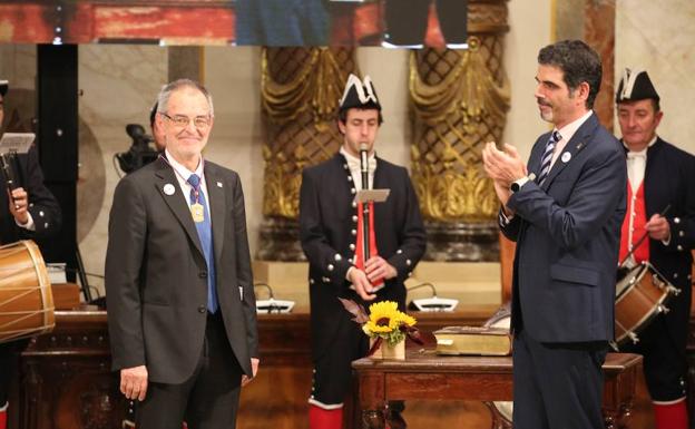 Imagen principal - Donostia entrega su &#039;mayor honor&#039; a Eusko Ikaskuntza