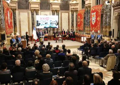 Imagen secundaria 1 - Donostia entrega su &#039;mayor honor&#039; a Eusko Ikaskuntza