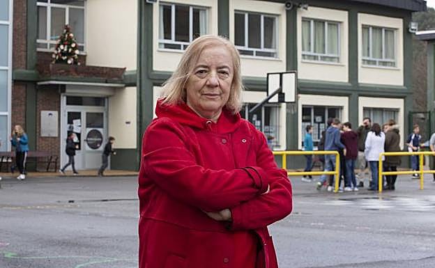 Mertxe Cruz, presidenta de Alcagi, posa en el patio del colegio San Luis Lasalle de San Sebastián. 