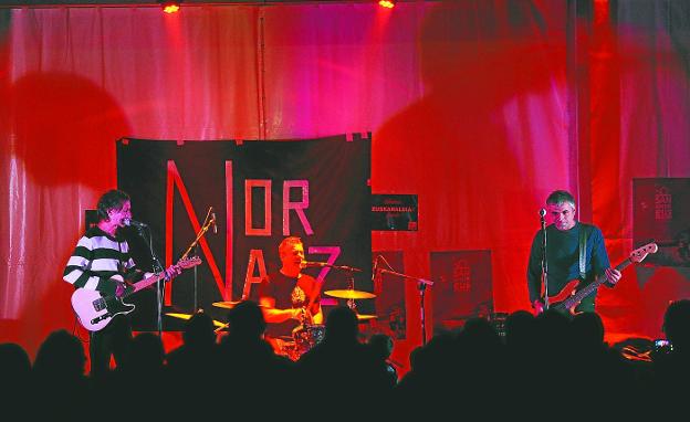 Música. Los conciertos de ayer dieron inicio a una tarde-noche cargada de ambiente. En la imagen, el grupo Nor naiz.
