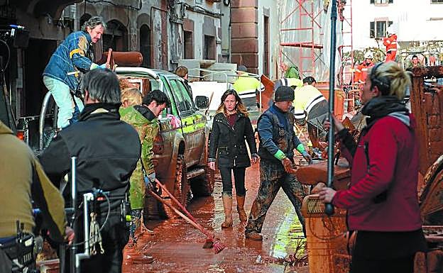 Imagen principal - Marta Etura en las calles de Elizondo, inundadas para la película, junto al director Fernando González Molina y con Leonardo Sbaraglia, que se incorpora a la saga para dar vida al juez Markina.