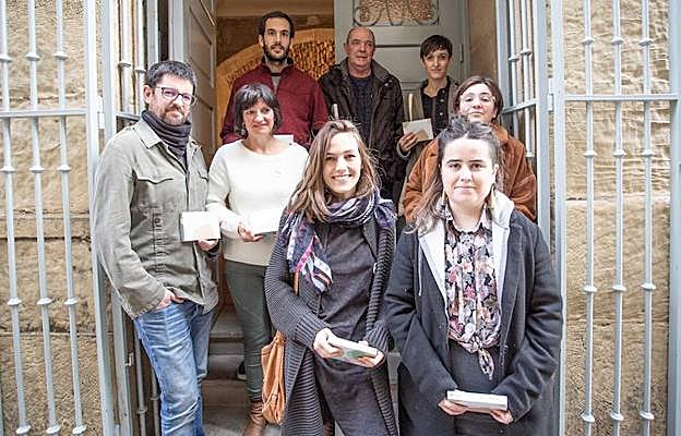 Atzealdean, Julio Soto, Andoni Egaña eta Uxue Alberdi. Erdian Manex Agirre, Marta Agirrezabala eta Danele Sarriugarte, eta aurrealdean Nerea Ibarzabal eta Malen Amenabar. 