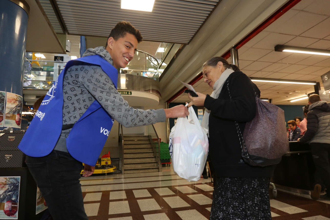 La Gran Recogida de Alimentos ha arrancado a buen ritmo en los más de 170 establecimientos guipuzcoanos que participan entre este viernes y sábado en la iniciativa del Banco de Alimentos. La Gipuzkoa solidaria ha vuelto ha demostrar su capacidad para volcarse con familias sin recursos que se ven obligadas a recurrir al Banco de Alimentos. 